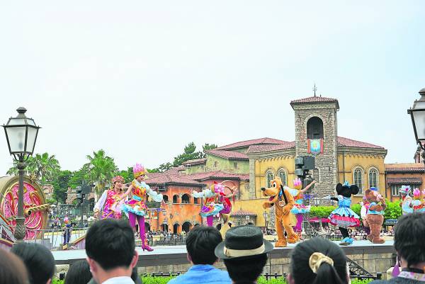 迪士尼乐园可是老少咸宜的旅游景点,对吴国菲来说,既能减压,又可玩乐,一举两得。