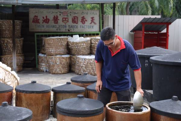 小小的天香园酱油厂,遵循古法制作香醇琼浆。