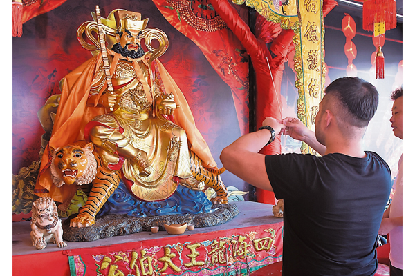 来到峇株巴辖这座富丽堂皇的四海龙王大伯公庙,在入庙拜神前需要经过多个“好运净化站”,去除身上所有秽气,让你带着旺气回家!
