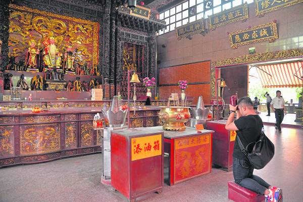 不少大马善信无惧新币「节节上升」,纷纷组团到庙内求神拜佛,可想而知大伯公的灵验魅力啦。