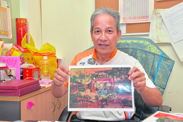 大伯公理事之一Jeffrey向本报展示被大火烧毁前的大伯公古庙。