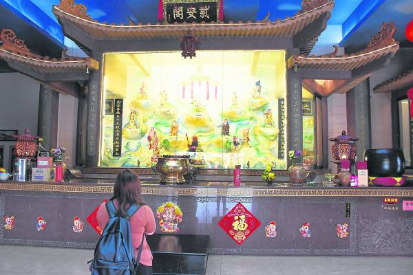 善信在主殿烧香、求签,让神明指点明路。