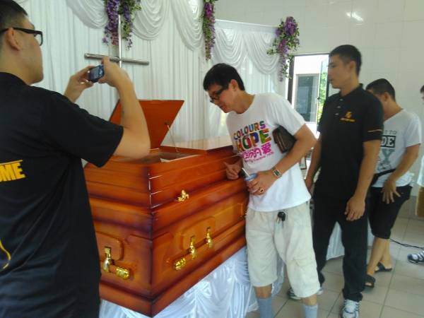 陈松华除了帮助在世的人,也帮助一些死后无人认领的边缘人,好好地为他们举办丧礼,让他们“走”得有尊严。