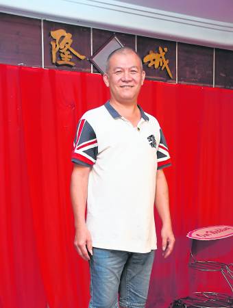 隆城海鲜楼创办人兼大厨徐宝龙表示,拜了祥龙再吃步步高升拼盘,好运跟着来。 隆城海鲜楼 地址:1-13 Jalan Cahaya Baru, Taman BCB Yong Peng 83700 Johor. 电话:+607-467 5816, +607-468 1816 开放时间:10am 至 11pm 卫星导航:2.009905, 103.069841