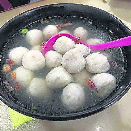 粒粒弹牙,汤汁浓郁! 元延正宗西刀鱼丸 地址:No 123, Main Road, 83700 Yong Peng, Johor 电话:+6 0197528927 开放时间:8.30am 至 7.30pm 卫星导航:2.0111555, 103.0626546