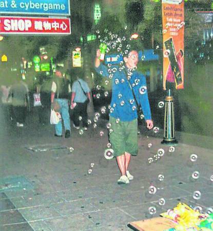 陈松华在武吉免登摆摊卖泡泡枪,没想到生意特好,让他充满信心。