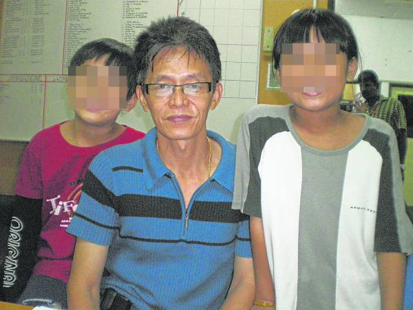 陈松华劝不了毒友,只能将这两兄妹送去孤儿院,让他们能够安心的成长。