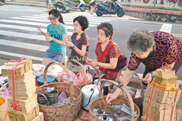 王忠文道长鼓励善信到十字路边拜祭孤魂,让孤魂有衣物御寒,有食物果腹,这也是积德的善行之一。