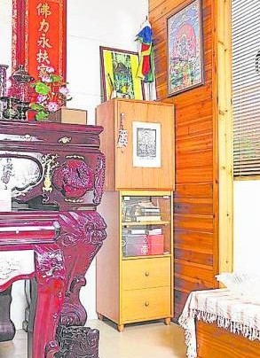 祭祀所需的用品很多,风水专家建议可于神桌旁做收纳柜,将杂物整齐收纳,避免环境杂乱。