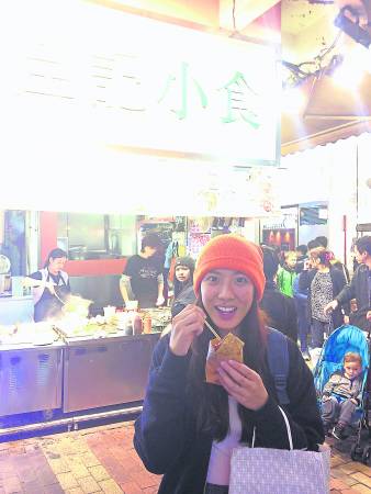 没想到洪紫涵竟然对香港臭豆腐爱不释“口”!