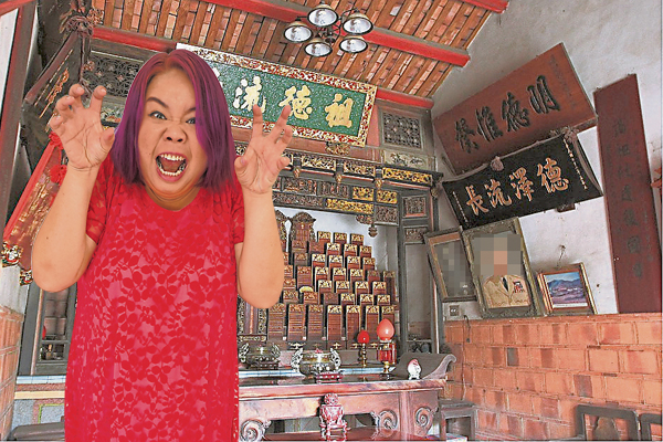 苗苗小时候曾与哥哥到佛寺寄宿,就睡在供奉先人牌位旁边的房间,“开启”苗苗的撞鬼人生……