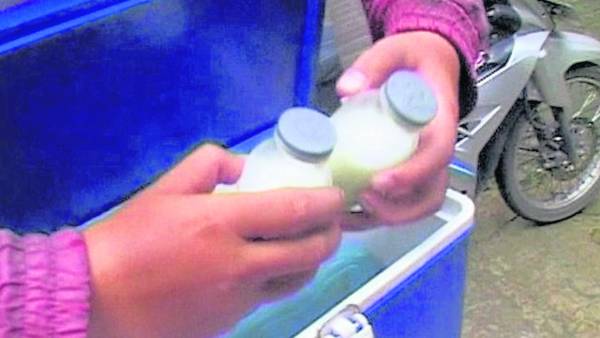快递员把母乳存入保温箱里,确保它不会变质。
