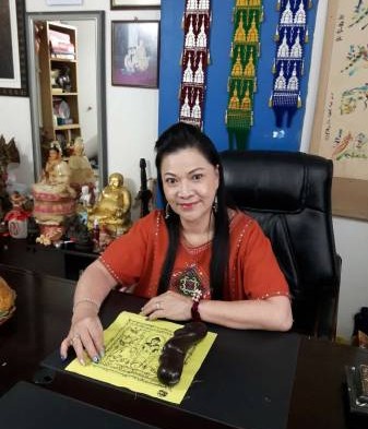 妙婵师太施展分离降法术,帮助美凤赶走小龙女和拉回丈夫的心,成功挽救了婚姻。