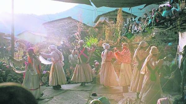 巫师为村民驱邪,这是村里常见的事。