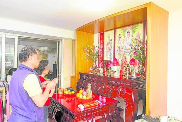 神位忌对室内门,如房门、厨房门、厕所门等,各式秽气对神明均不敬。
