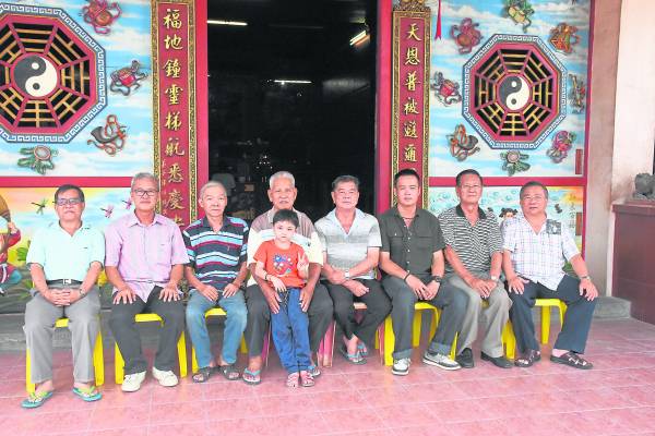 (左一)沙白安南旅游协会张纶续、马荣健、天福宫乩童陈志德、王宇国、主席张其相、郑隆闻、旅协林振福以及陈志强。