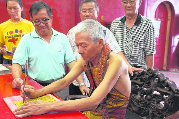 只要善信有需求,法主公会上乩童身为善信解难。