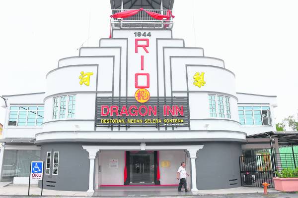 由戏院改建的龙门客栈,如今已变成洽商者的停脚处。 Dragon Inn 地址:Lot 19, Jalan Tebedu,Pekan Sabak, 45200 Sabak Bernam, Selangor Darul Ehsan. 卫星导航:3.768441, 100.980509 联络号码:03-3216 3088
