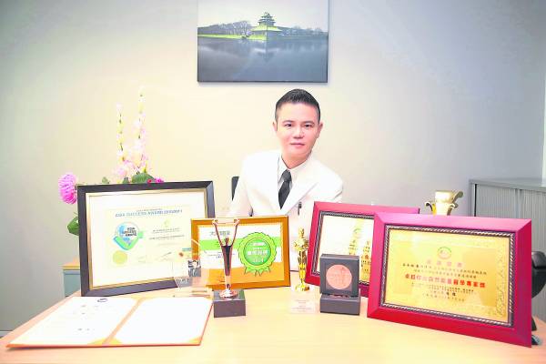 拿督吴承澔医生眼光独到,12年前对碱性乃健康之道已深具远见,如今更凭着寰御国际集团的领导才能,荣获国内外多项奖项。