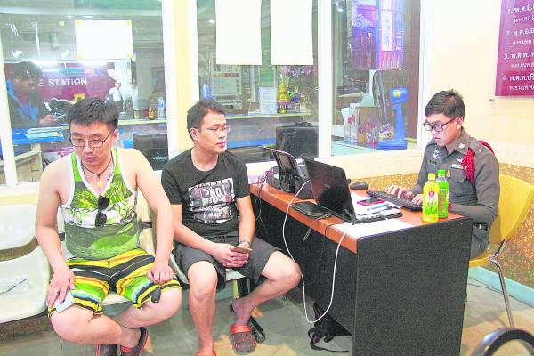 中国游客中了“人妖盗贼团”的陷阱,不见了两条金链,就连戴在手上的钻戒也被盗走了。