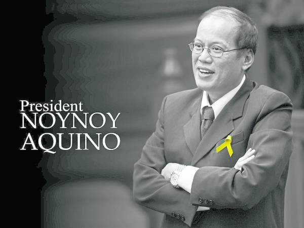 总统的名字Benigno Simeon "Noynoy" Cojuangco Aquino III,中文译为贝尼尼奥.西梅翁.许寰哥,有西班牙语、希伯来语和汉语,但大家叫他“诺诺”,是菲律宾语。