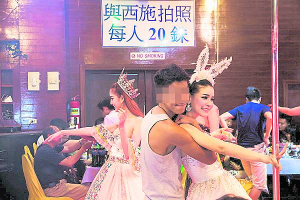 人妖虽然是泰国的「摇钱树」,许多游客观光,但她们的收入少得可怜,吸引与游客拍一张照片才20泰铢。