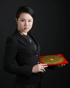 徐玉恩师傅表示,庙前是修行的地方,庙后则会气场衰弱,这种气场落差大的情况使附近屋宅之气彷佛从宅内被吸走,所以家运受影响的程度很大。