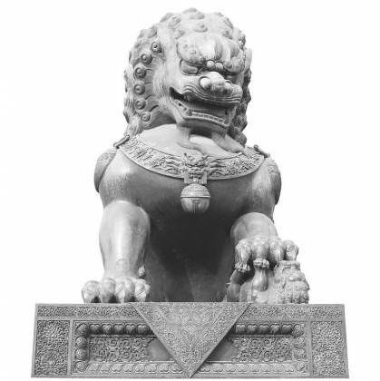 谭师父建议在牌楼下方放两只由高人开光过的石狮,可镇压灾难。