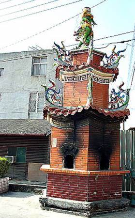 如果住家靠近庙宇的香火与化金炉,便会招惹烟囱煞,除了会带来血光之灾、婚姻失和,也导致眼睛与血管性疾病的问题。