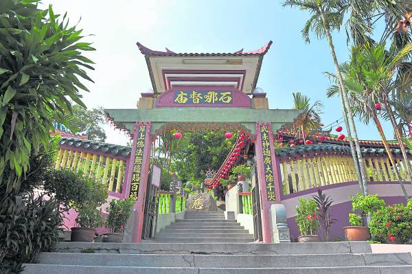 原住民阿满在此过世后,当地村民为他在此建了一座小庙供奉。