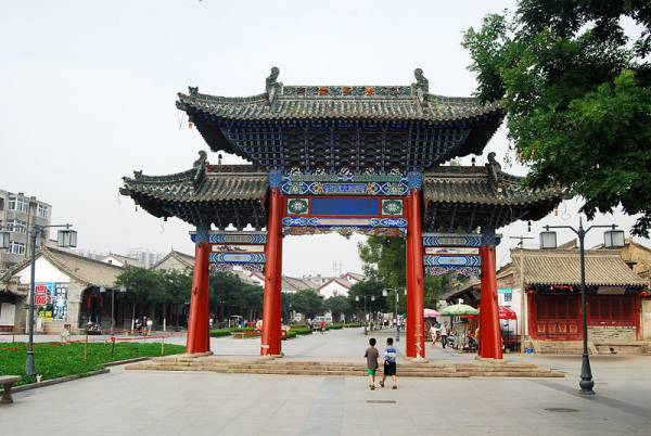阳宅形煞的构成,除了气流改变的因素外,形象也是一重要因素,所谓“有形就有灵”,牌楼煞就是一种形的表现。
