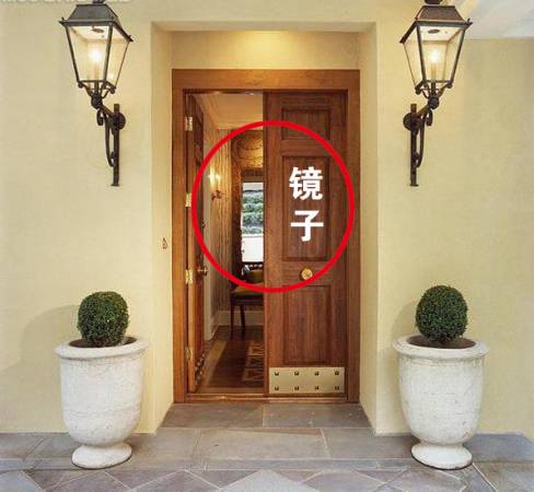 镜子在风水玄学中,确实有两种效果:一)把对方的好坏吸入镜子里;二)将自己不好的运势反弹掉。