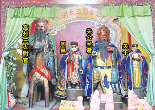 这间位于武吉丁宜新村的文武圣帝庙虽小,但过年过节便会人山人海,香烟缭绕。