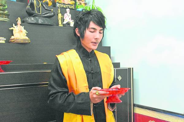 Chin Sifu正为佛牌开光,加持法力。