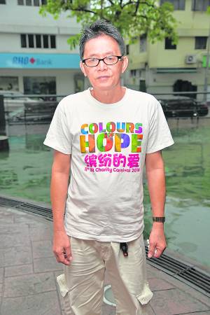 陈松华表示,现在的冰毒混入了老鼠药,会破坏大脑神经,使人会在神智不清的情况下做出各种疯狂的行为。
