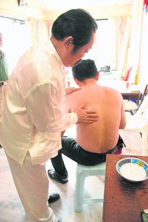 胡达海医师一运功,脚一顿地,大喝一声后伸出食指在病人身上一触,病人慢慢会感觉有如火灼,皮肤炽热。