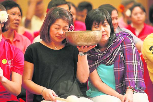 张瀚峰老师指导学员“敲钵”,把颂钵罩在顶轮(头顶)部位,效果更为直接、强烈。而将脸贴近颂钵,除了可以感受当中妙不可言的音波共振频率,也可消除脸上皱纹,具有美肤养颜的奇效。