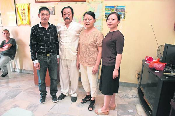 胡达海和徒弟吴加胜(左一),及妻子吴青华,女儿胡久红(右一)一起在大马行医救人。