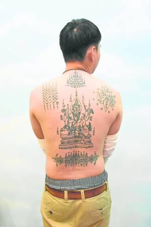 早前因用尸油纹身而惹来阴气附体,经过Chin Sifu施法诵经净化纹身后,已镇压邪灵,运势回升。