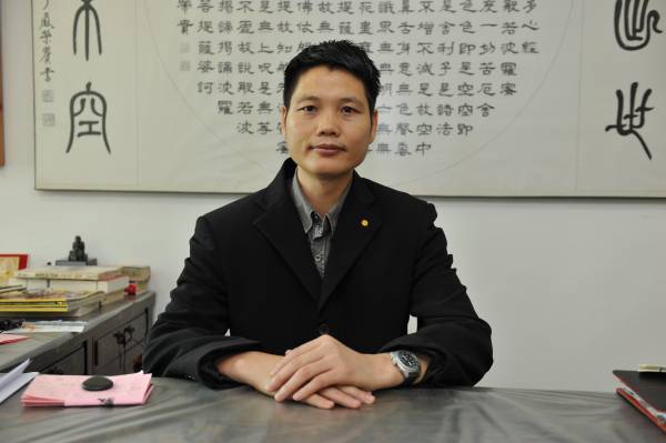 Master Jacky表示,“ 门庭煞” 其实是“声煞”与“光煞”的结合体,因此破坏力颇大。会导致精神颓靡,脾气暴躁, 难以聚财;更严重的, 甚至会产生幻觉,招惹阴物!