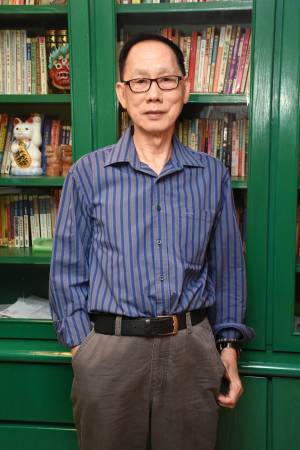 天外人表示,楼梯不仅是连接楼上与楼下的重要通道,从风水上讲也是接气与送气之所在。楼梯的理想位置是靠墙而立, 切忌在居室中央,否则将对屋主的健康、财运、事业等,造成影响。