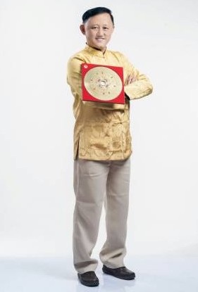 温师父提醒,不管是办公桌还是书桌都不适合置镜子,因为这样会分散人们的注意力。