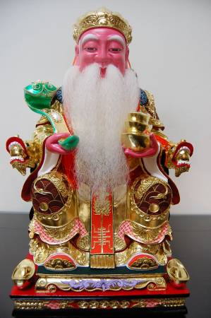 在家中财位安一尊土地公,便可调整门口之气。
