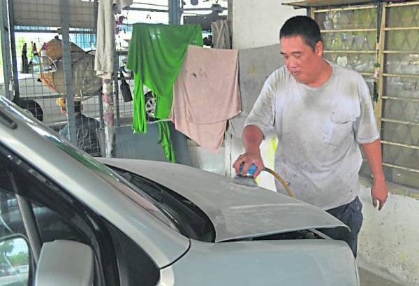 从为车身补泥、喷底漆、上光油、打蜡,每个细节陈雅泉都丝毫不敢马虎。