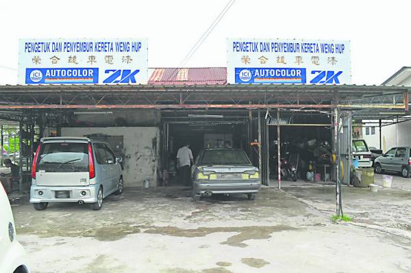 看似简陋的老店,却是陈旧破烂的汽车「重生」的地方。