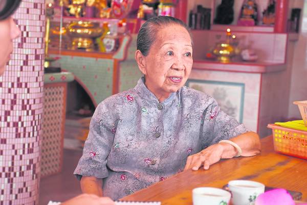 观音宫主持李桃珍姑太,多年来带领着徒弟们打醮办事,为民众服务。