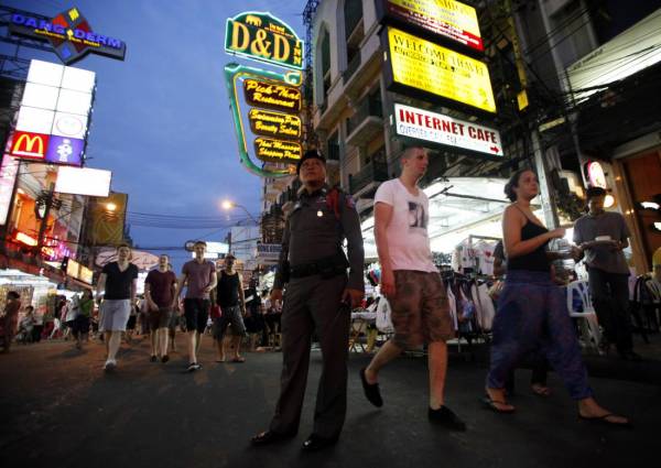 保护游客:在曼谷街头驻守的观光警察,为游客提供谘询服务。