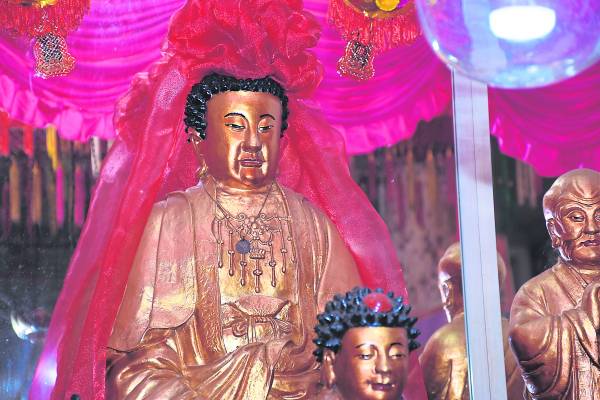 观音宫里已有130年历史,庙中观音更为灵验,据说曾有善信在许愿的时候,看见祂的眼睛在眨动!