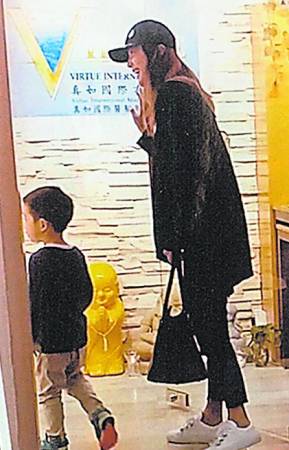 近来应采儿常常与儿子秘密找中医“埋线”。