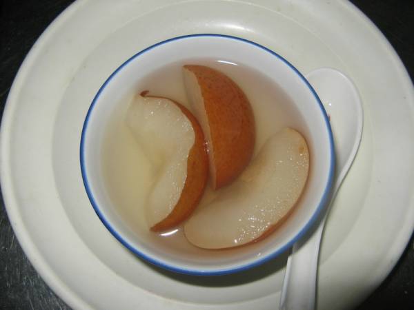 小孩咳嗽,父母最担忧,喝咳药水则会让小孩一直昏睡,对身体也不太好。有一位妈妈在网络上公布,用川贝百合桔饼炖冰糖水梨给小孩喝,可以止咳化痰。